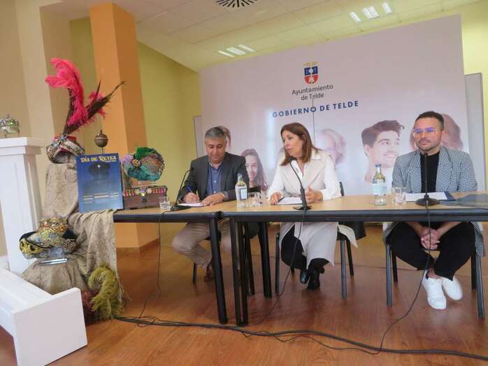 El concejal Servando González, la alcaldesa Carmen Hernández y el director artístico del evento, Josué Quevedo / TA